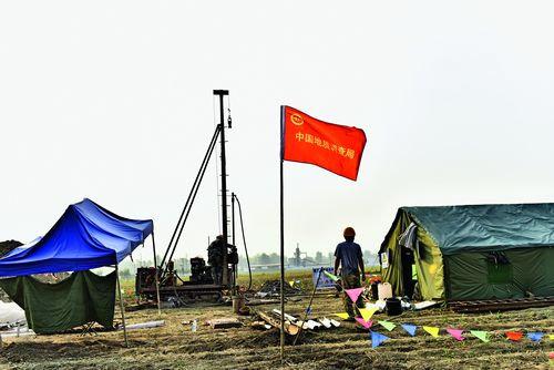中國地質調查局在安新縣北六村田野中開展地質測量。攝影 劉向陽